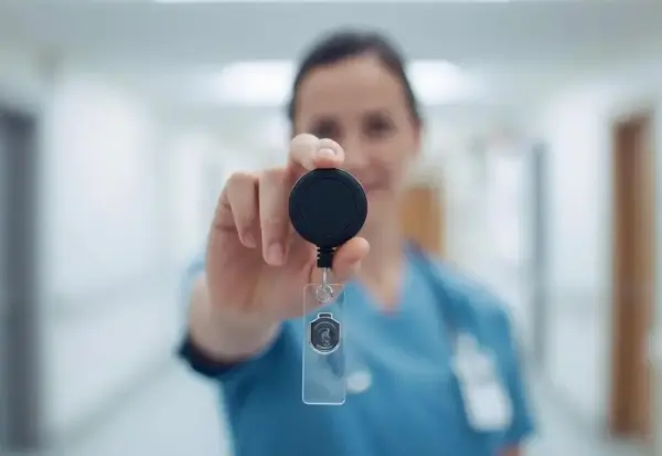 Pourquoi adopter un porte badge enrouleur infirmier au quotidien ?