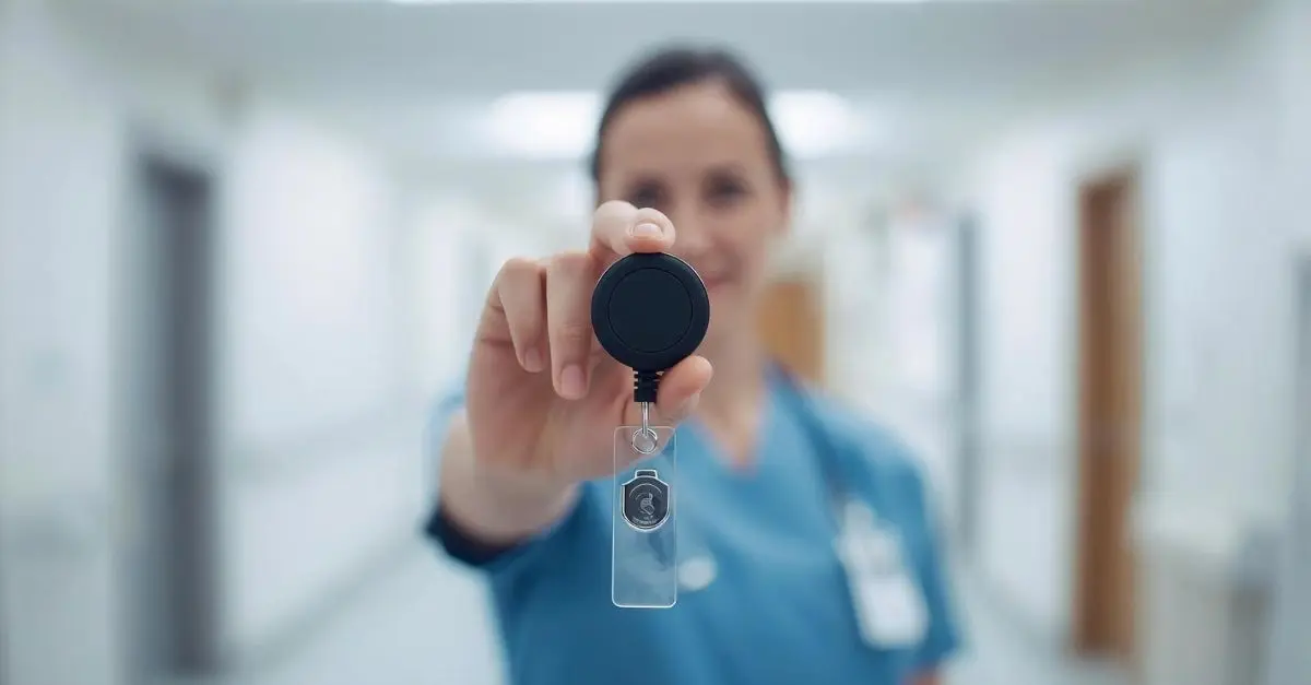 Pourquoi adopter un porte badge enrouleur infirmier au quotidien ?